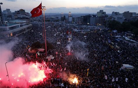 Gezi Park Protesterna: En gräsrotsrörelse som skakade Turkiet till dess grund och blottlade djuptliggende politiska spänningar